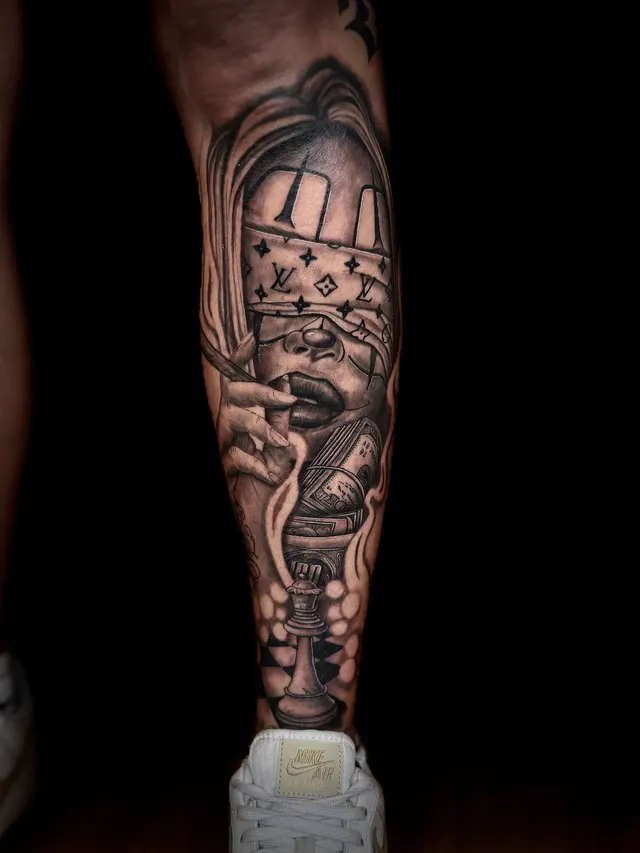 Bein-Sleeve mit Uhr und Architektur-Motiven