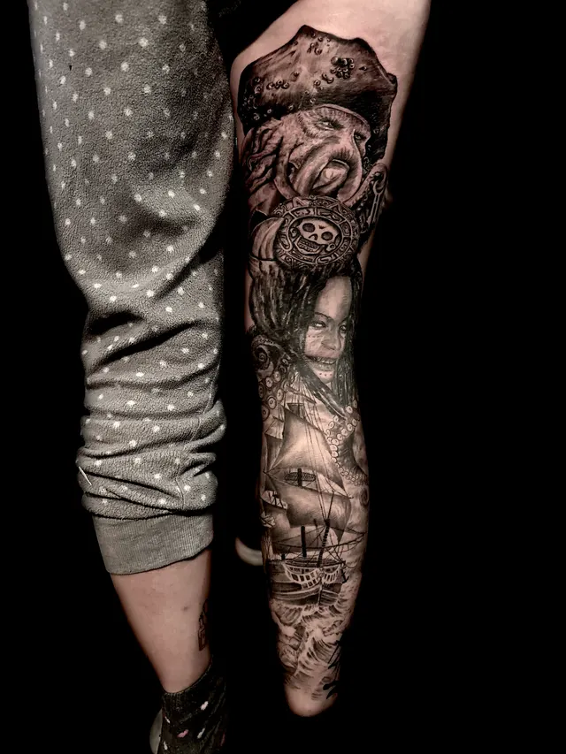 Beide Unterschenkel mit Black-&-Grey-Motiven