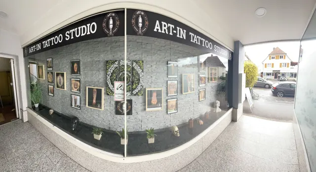 Schaufenster des Art-In Tattoo Studios an der Hauptstraße